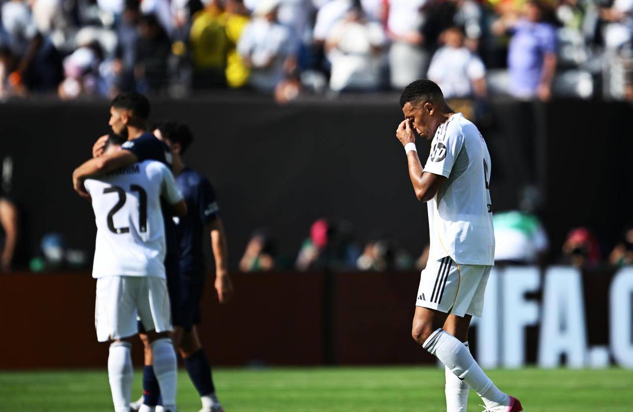 AYX爱游戏中国姆巴佩在巴黎圣日耳曼比赛中大比分获胜，锐不可当引发热议！(姆巴佩什么时候转会巴黎圣日耳曼)